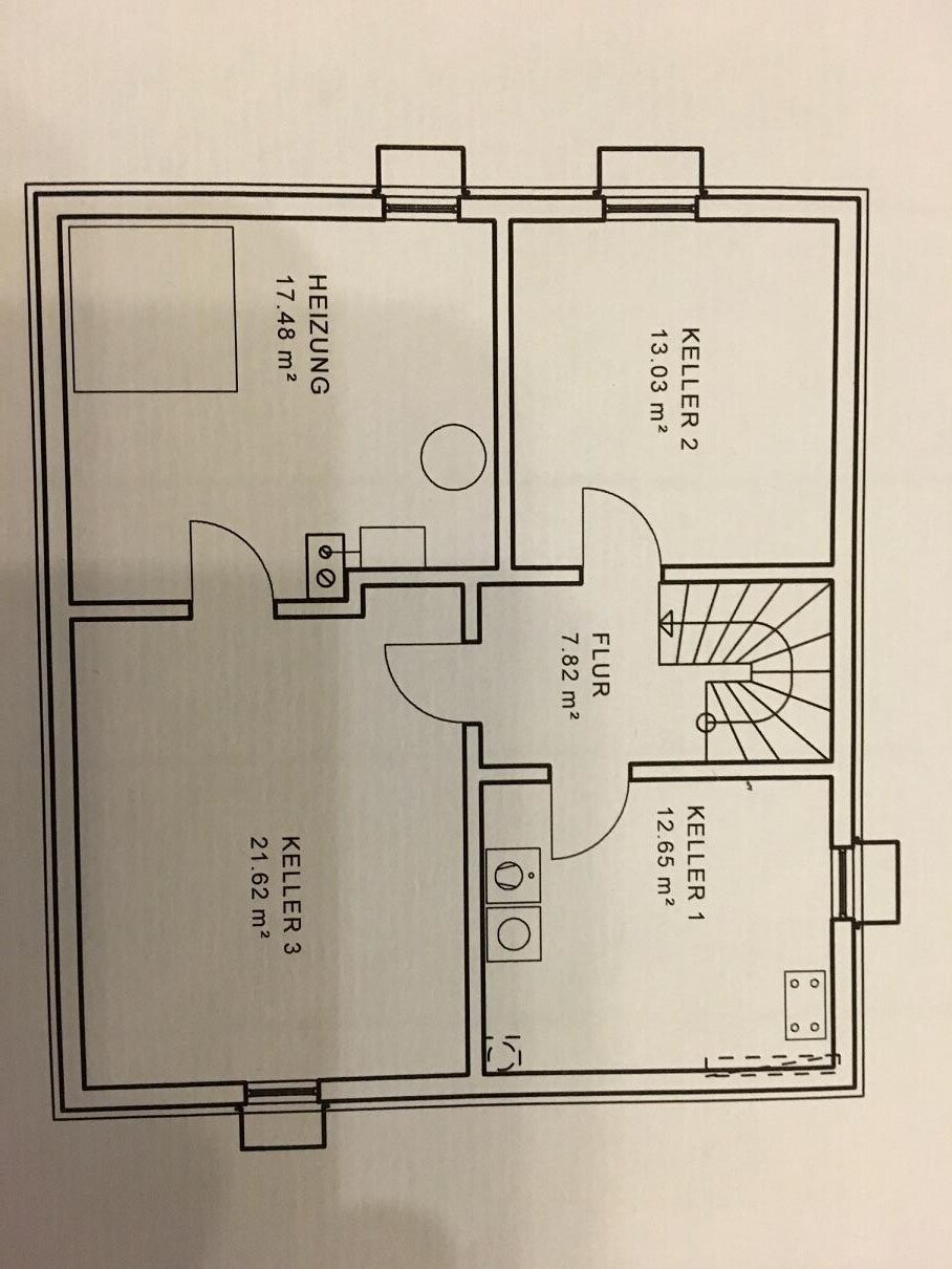 Grundriss Kellerräume: Flur, Heizungsraum und Keller 1-3 mit Treppe.
