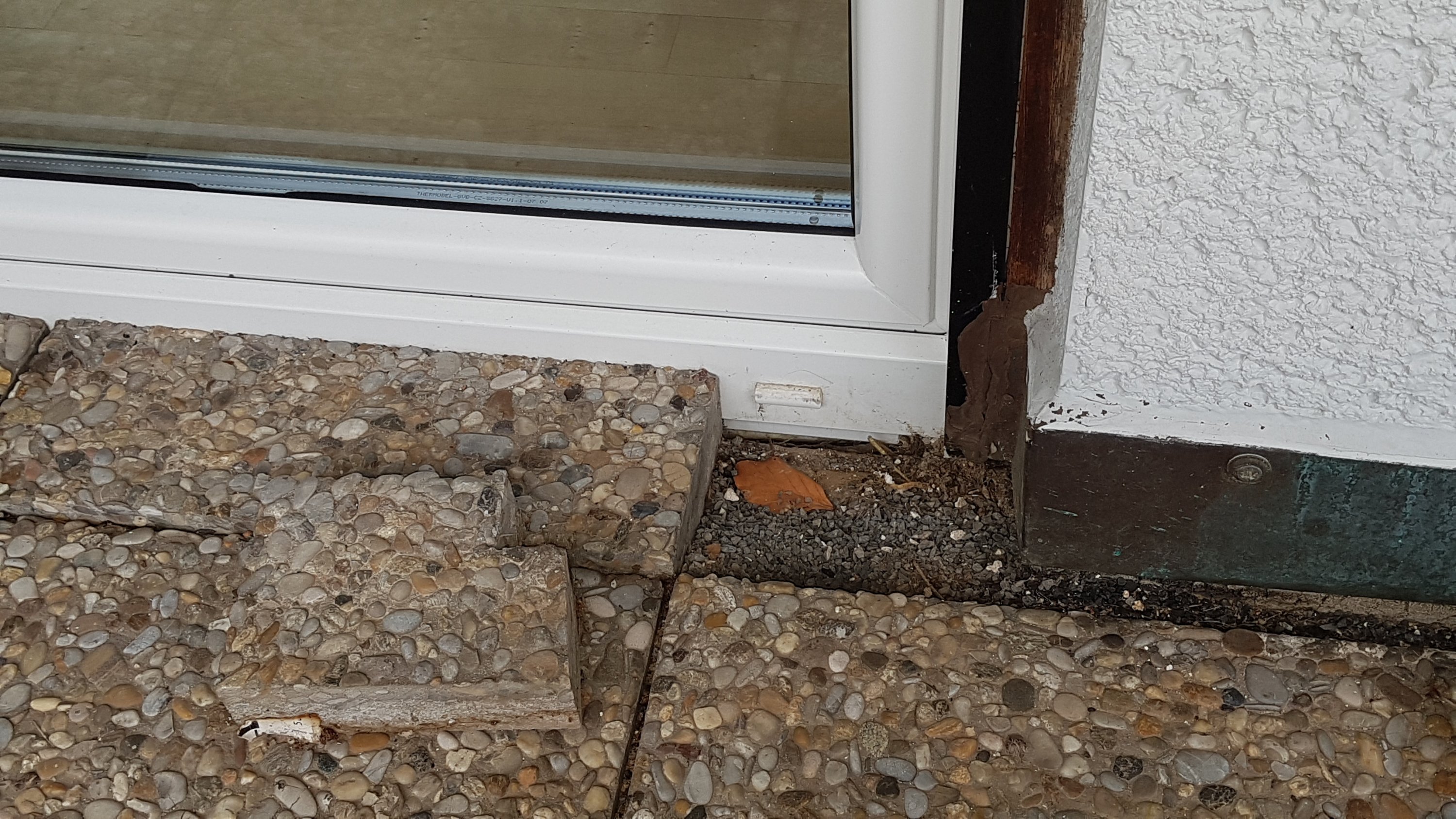 undichter-balkon-wasser-tritt-durch-die-decke-wie-abdichten-261450-2.jpg