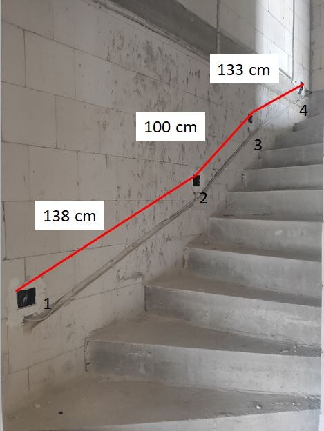Treppenaufgang in einer Bauhalle mit roter Linie und Messwerten: 138 cm, 100 cm, 133 cm.