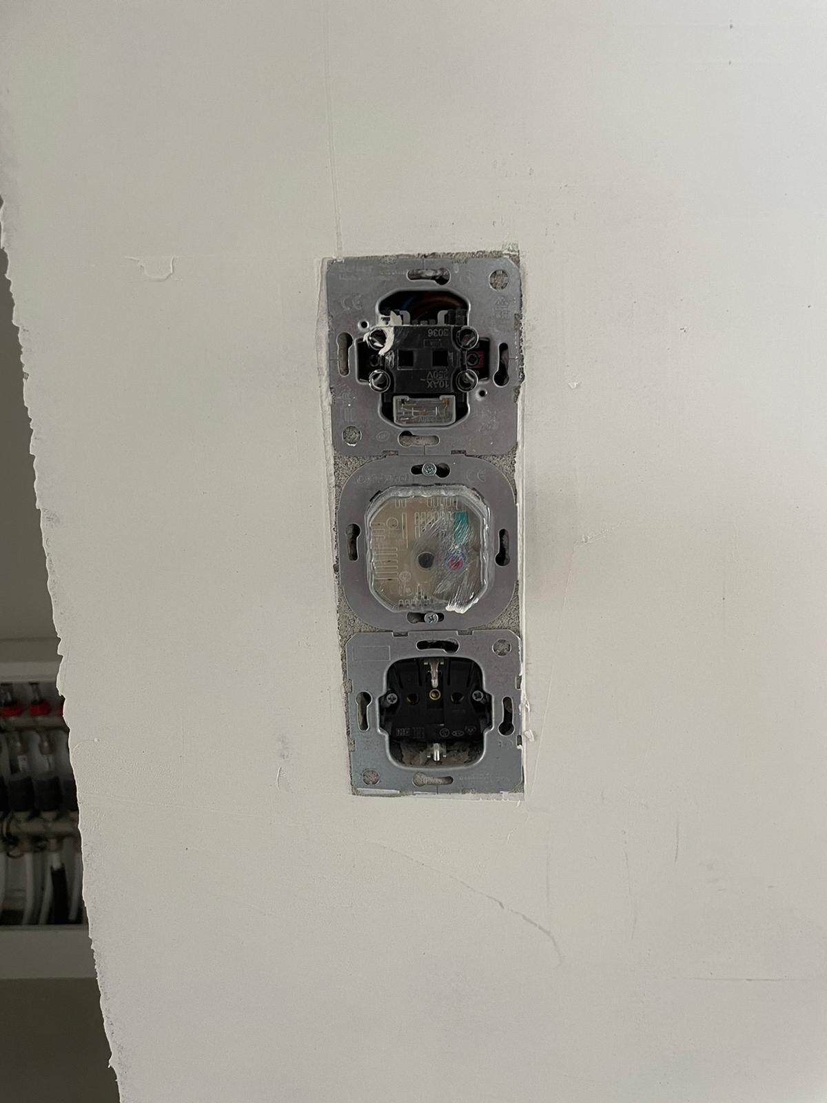 Vertikale Wand-Elektro-Panel mit drei offenen Modulen (Schalter/Steckdosen).
