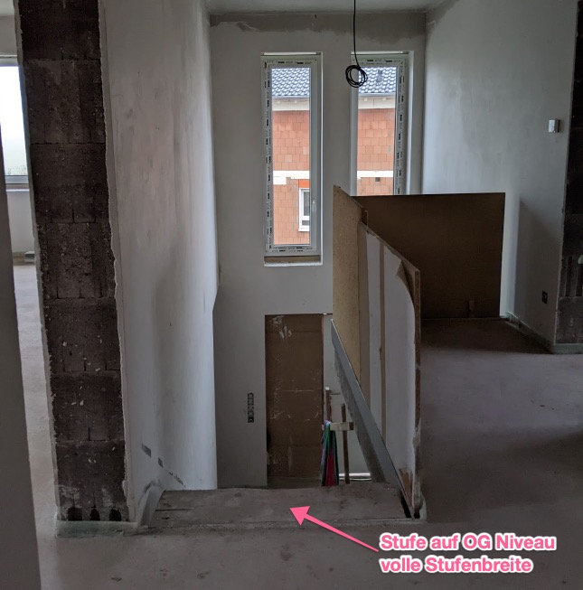 unfertiger-haus-innenraum-rohbau-stufenaufgang.jpeg