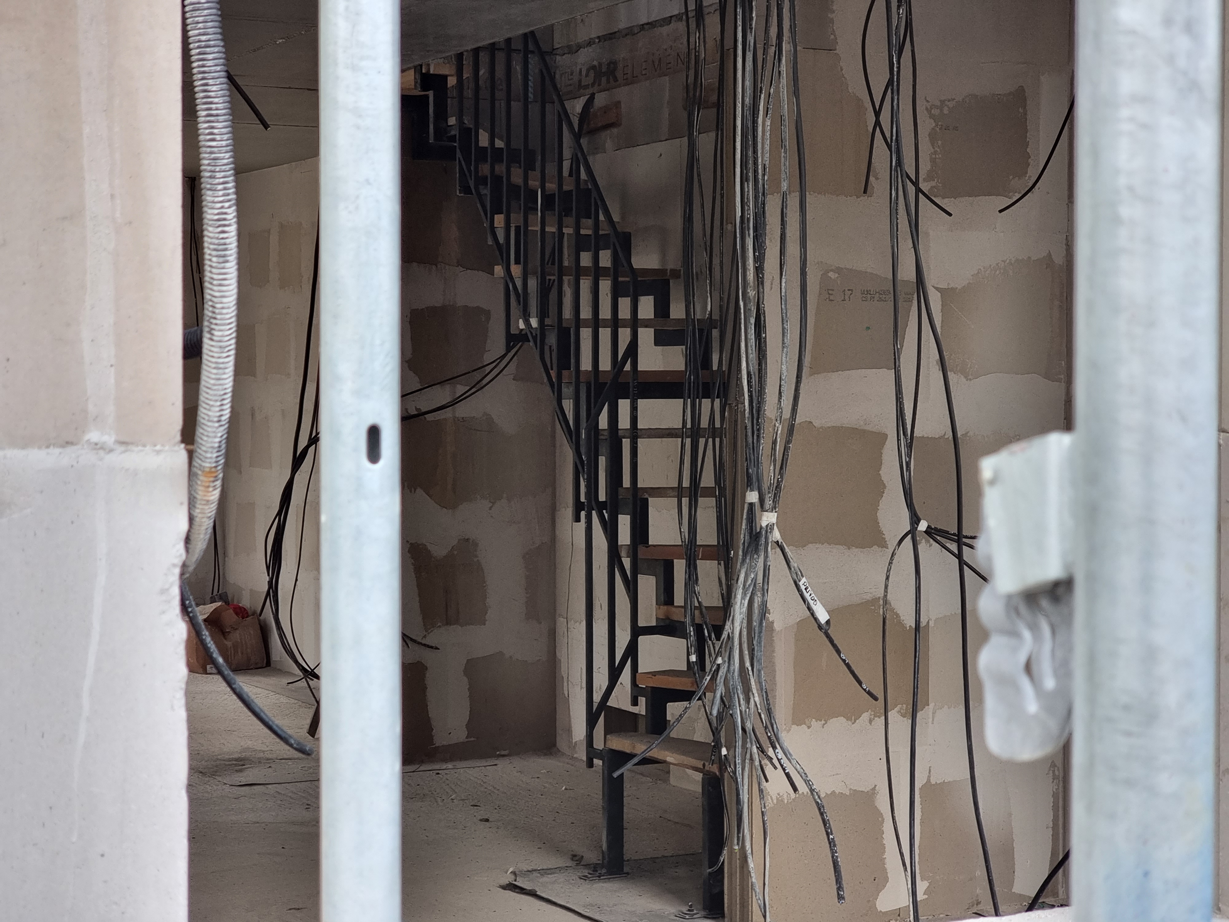 unfertiger-innenausbau-kabelsalat-stahltreppe-bauarbeiten.jpg