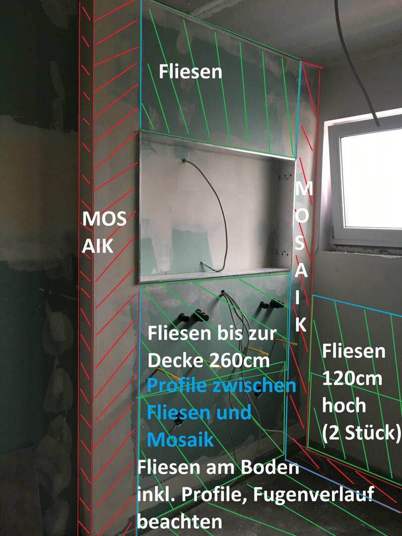 Installationsplan für Fliesen: farbige Linien markieren Bereiche, Mosaik, Wand- und Bodenflächen.
