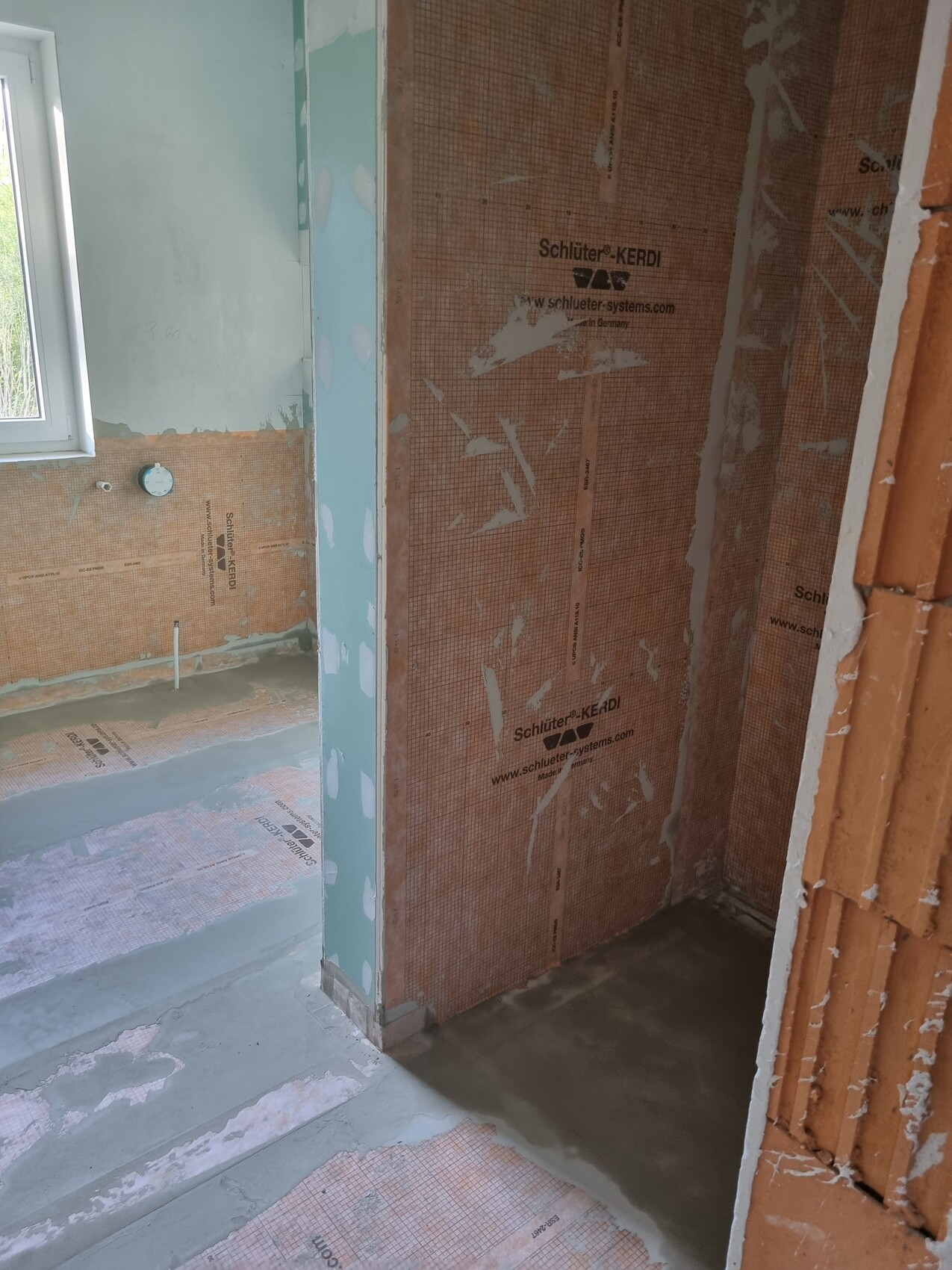Badezimmer-Rohbau: Wände mit Schluter-KERDI-Dichtungsbahn, Fenster links.
