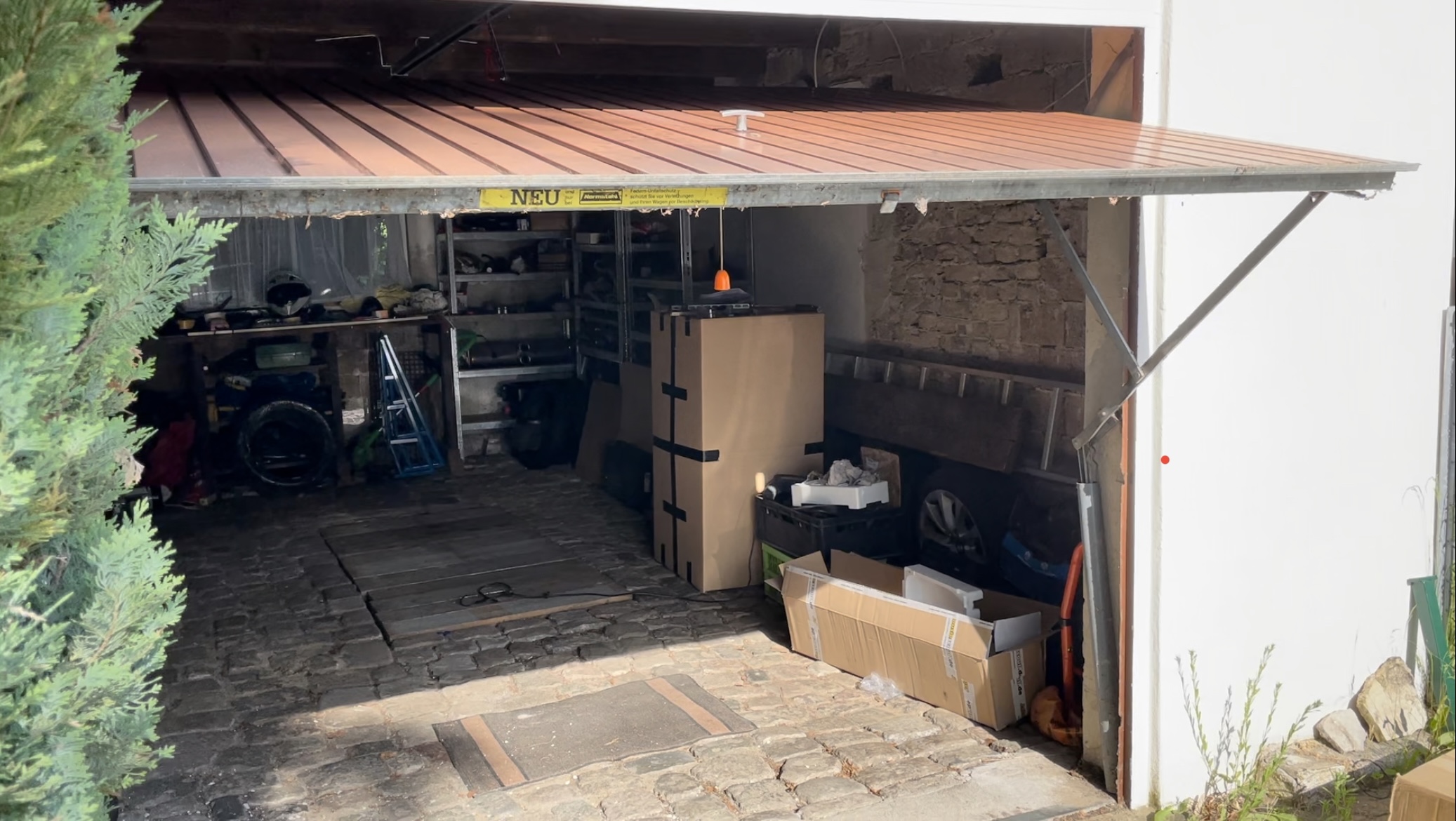 unordentliche-garage-werkstatt-mit-werkzeugen-und-lagergut.jpg