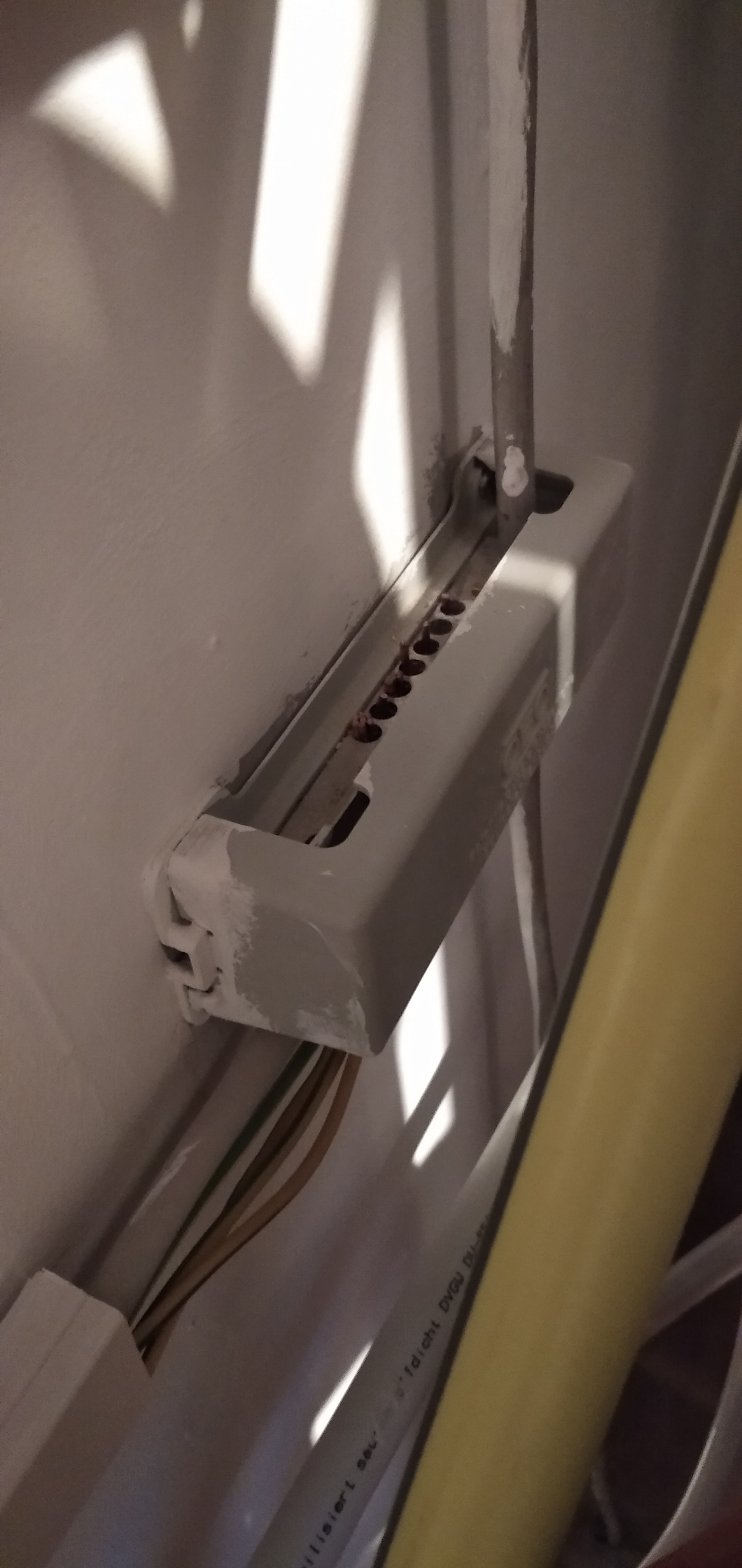 unsanierte-elektrik-wand-terminal-block-kabelinstallation.jpg