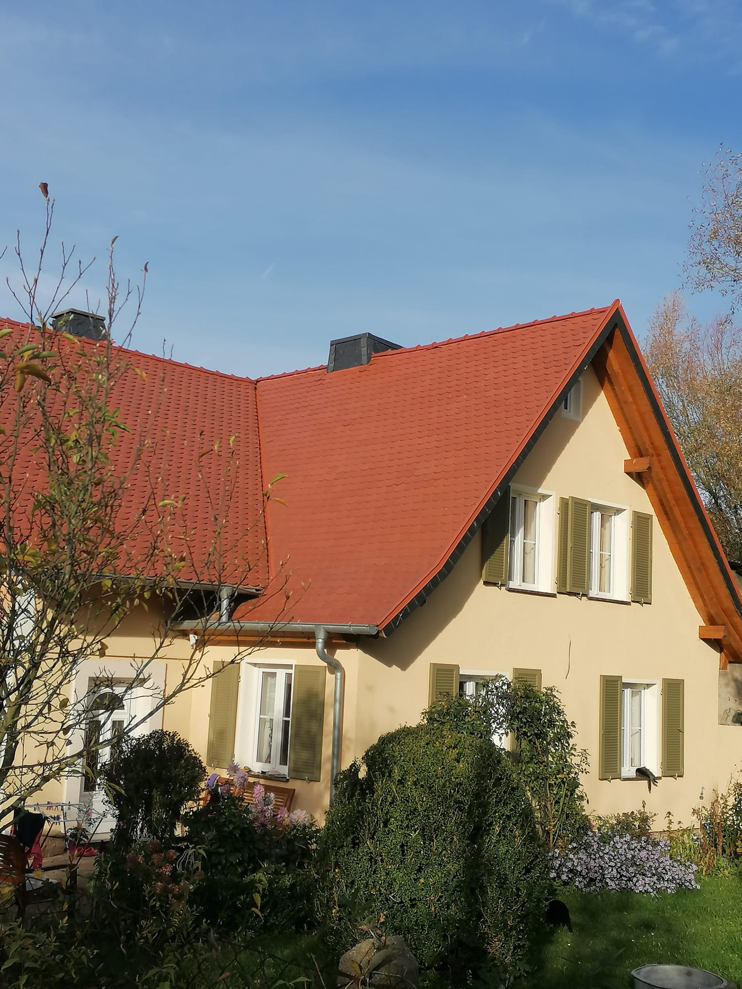 unser-haus-hat-jetzt-fensterlaeden-513033-1.jpg