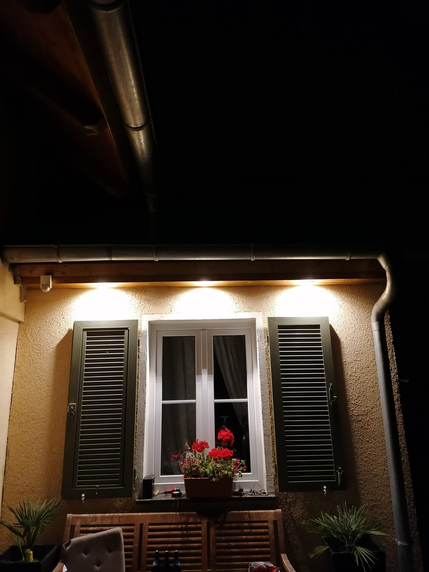 unser-haus-hat-jetzt-fensterlaeden-513033-2.jpg
