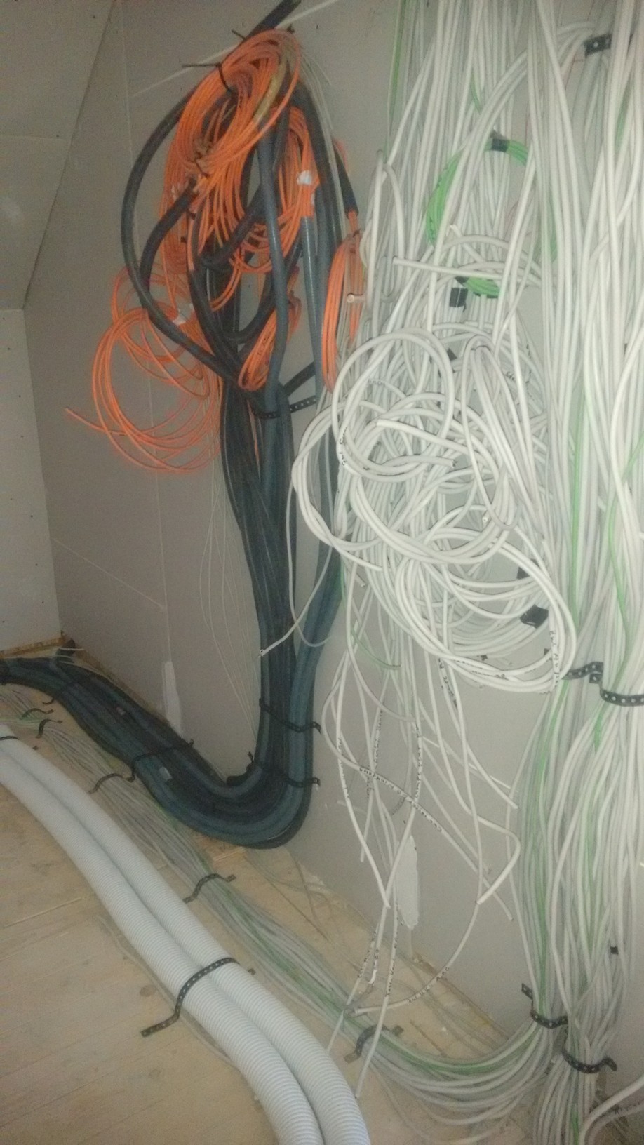 unsortierte-kabelinstallation-im-bau-haustechnik-energie.jpg