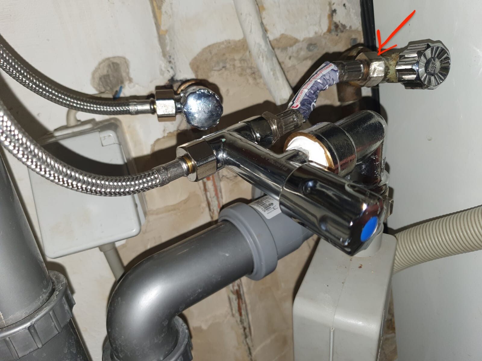 Unter dem Waschbecken: Absperrventil, flexible Edelstahl-Schläuche und Siphon.