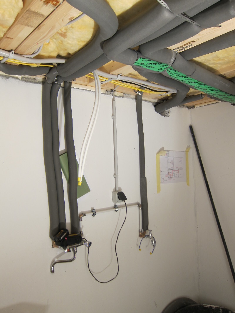 Unterbau mit Rohrleitungen und Kabeln im Deckenbereich eines Bauprojekts