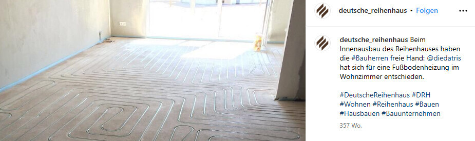 Raum mit verlegten Fußbodenheizungsrohren in Bauphase, noch unfertig.