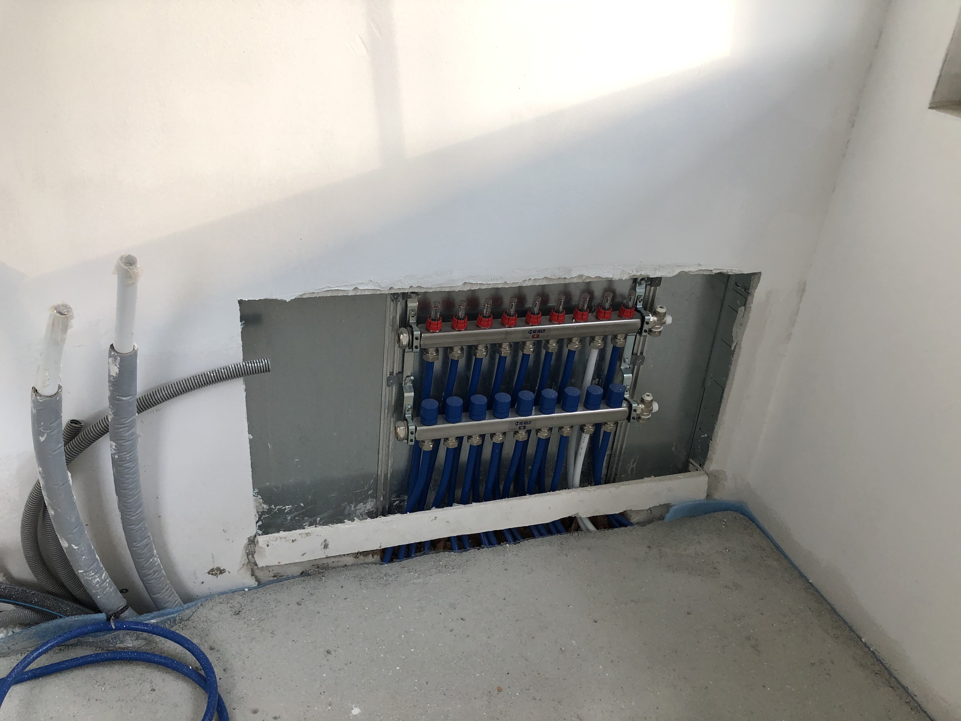 unterflur-heizungsverteiler-haustechnik-im-bau.jpeg