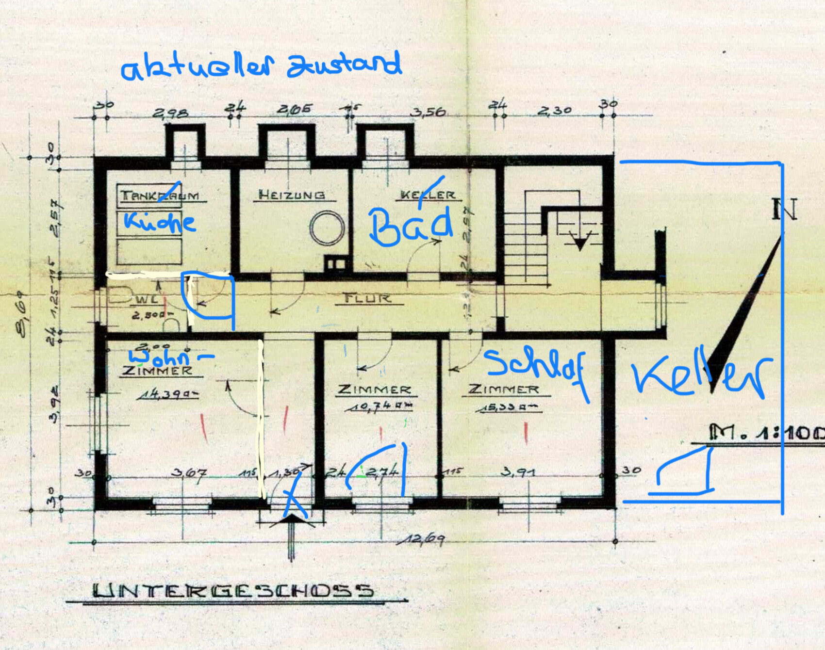 Grundrissplan des Untergeschosses mit Küche, Bad, Flur und Zimmern