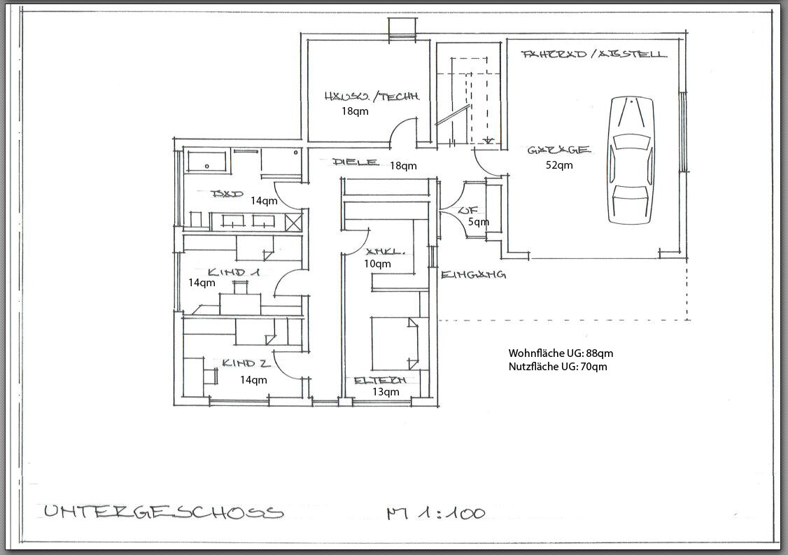 Untergeschoss-Grundriss: Garage mit Auto, Flur, Technikraum und mehrere Zimmer.