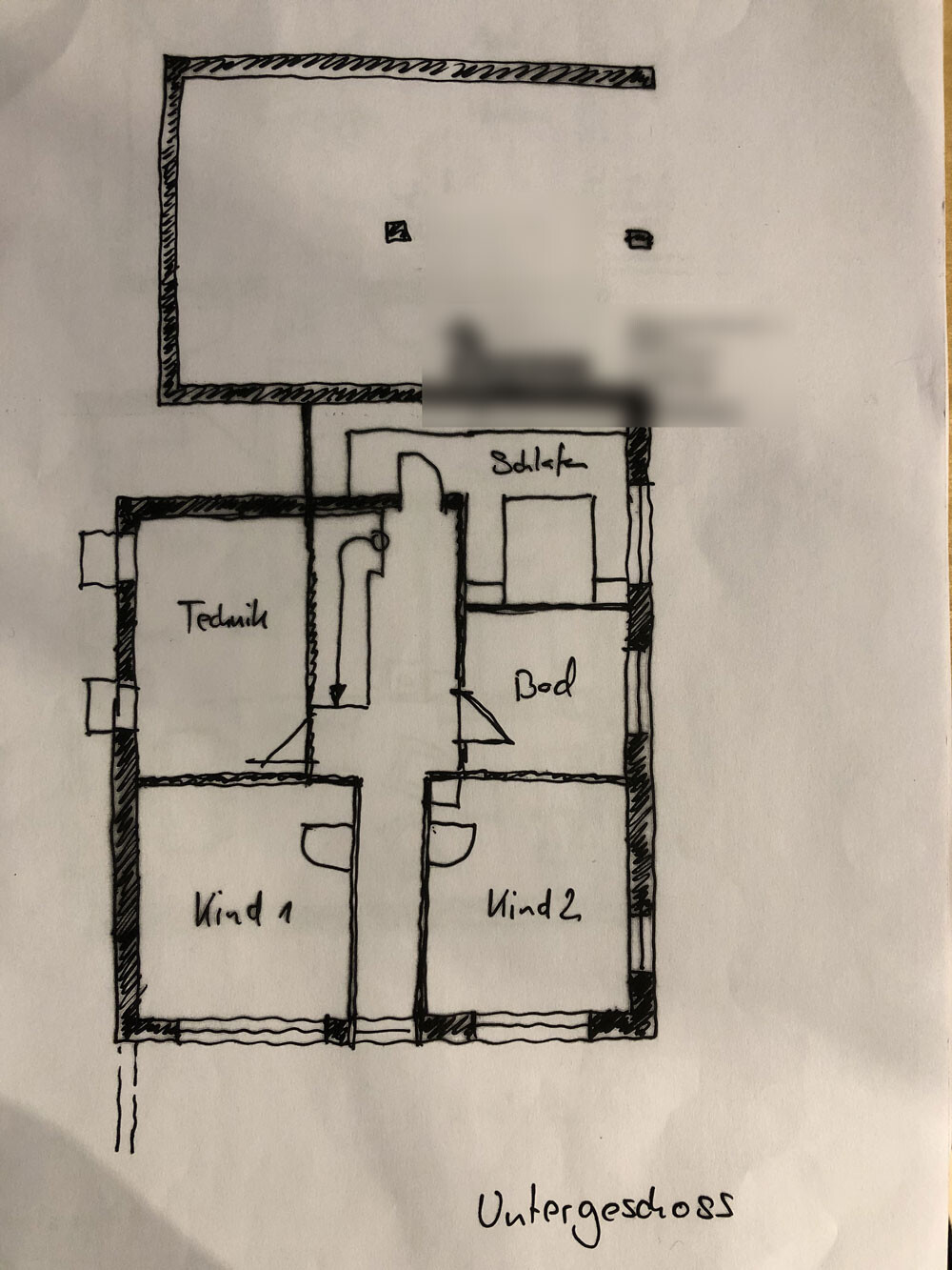 Handgezeichneter Grundriss eines Untergeschosses mit Technik, Bad, Schlafraum und zwei Wohnräumen.