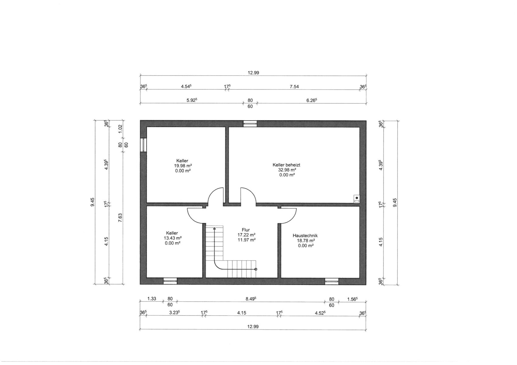 Grundriss Kellergeschoss mit drei Kellerräumen, Flur, Haustechnik und Treppe.