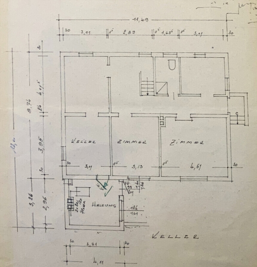Handgezeichnete Bauplan-Skizze des Kellergeschosses mit Zimmern, Treppe, Toilette und Heizung.