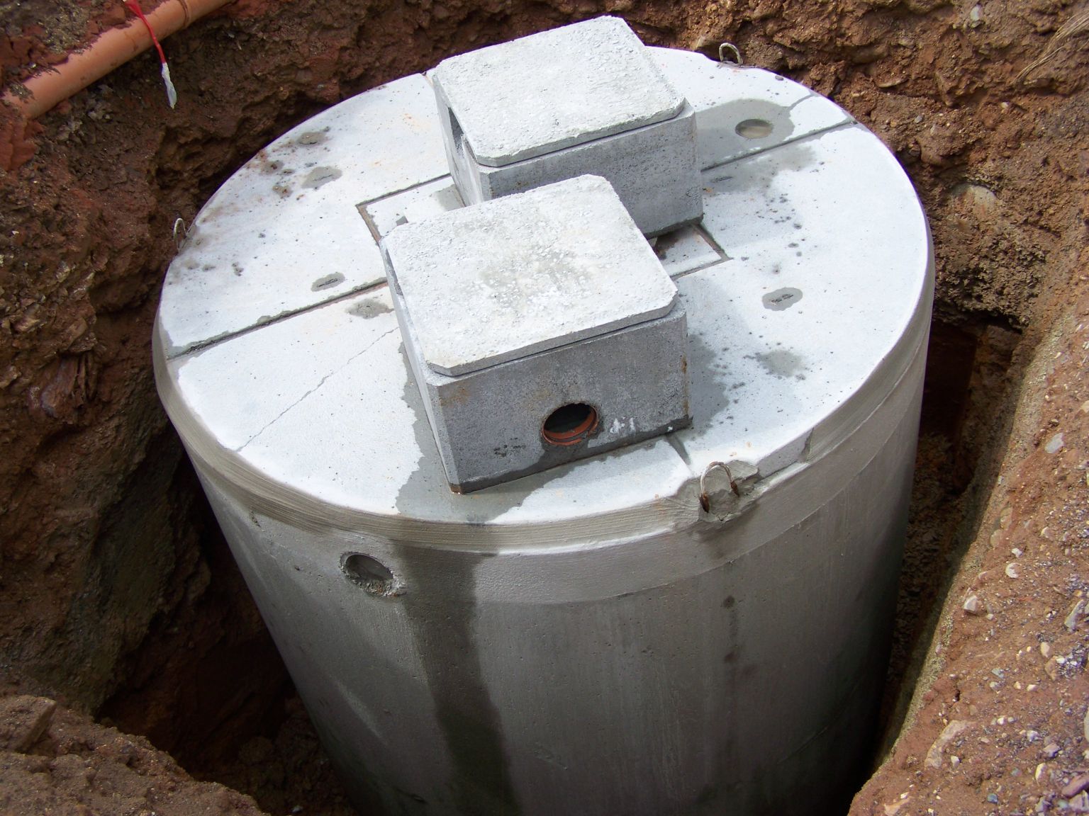 unterirdischer-tank-im-grundbau-fundamentarbeiten.jpg