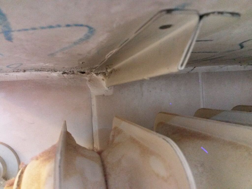 Nahaufnahme einer Metallhalterung an der Decke in einem unfertigen Rohbau