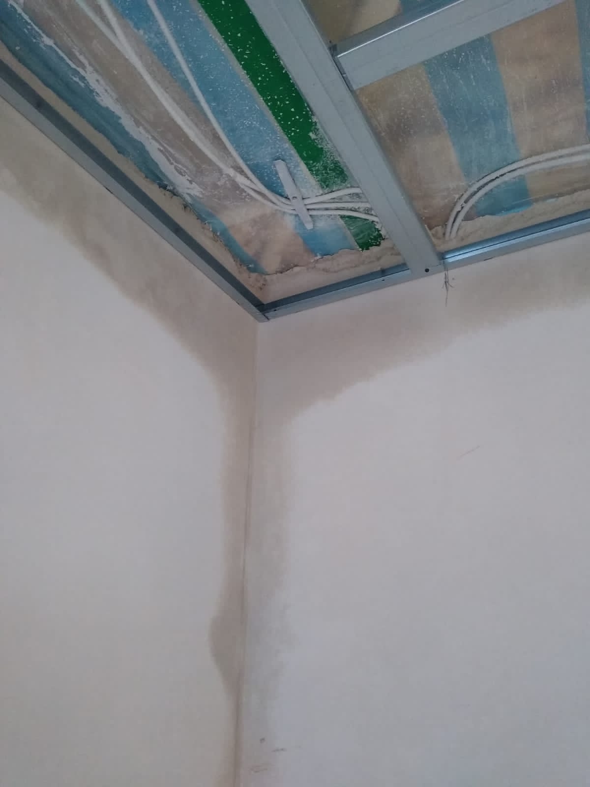 unterkonstruktion-decke-auf-nassem-innenputz-anbringen-483705-2.jpeg