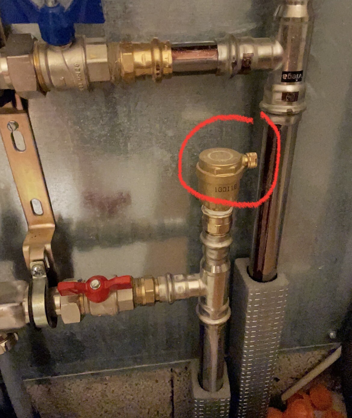 Messing-Absperrventil an Rohrleitungen in Haustechnik