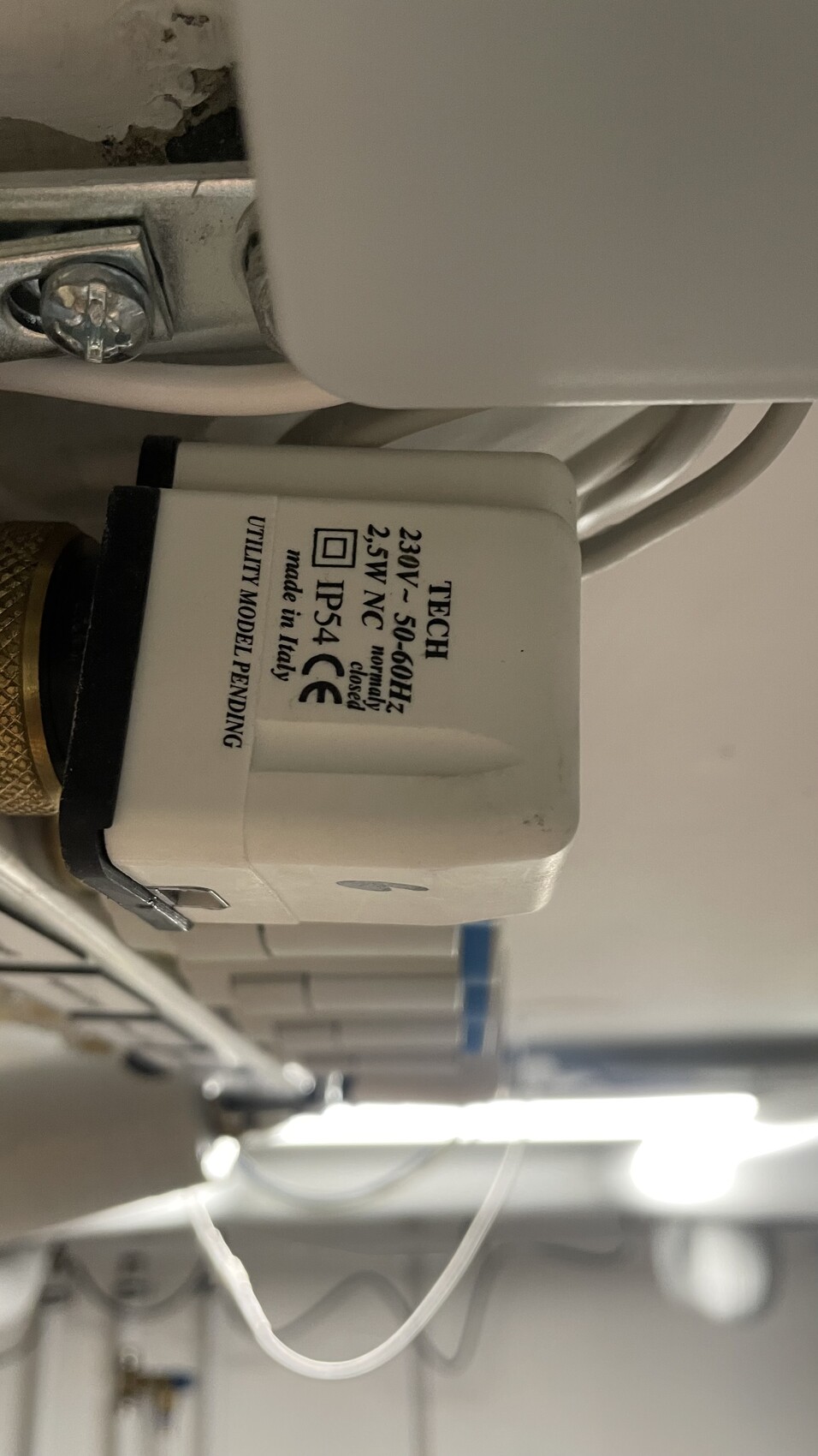 Nahaufnahme eines elektrischen Relais/Schalters mit Typenschild: 230V, 2.5W, NC, IP54