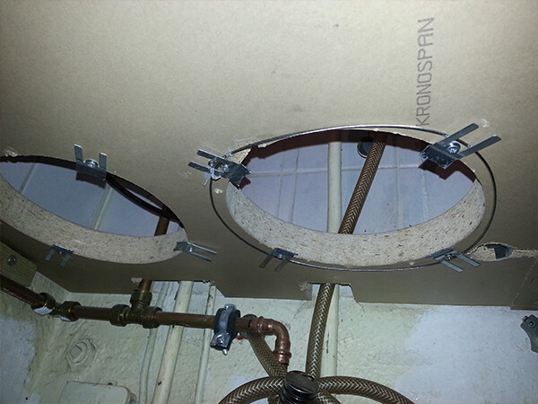 Rohinstallationen an Decke mit runden Öffnungen, Rohren und Schläuchen