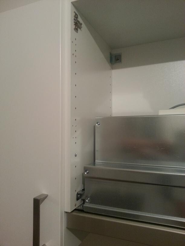 Offener Küchenschrank mit Metall-Schubladenauszügen und weißer Front