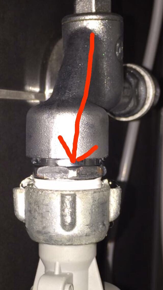 Siphonverbindung unter dem Waschbecken mit Metallkupplung und Dichtungen