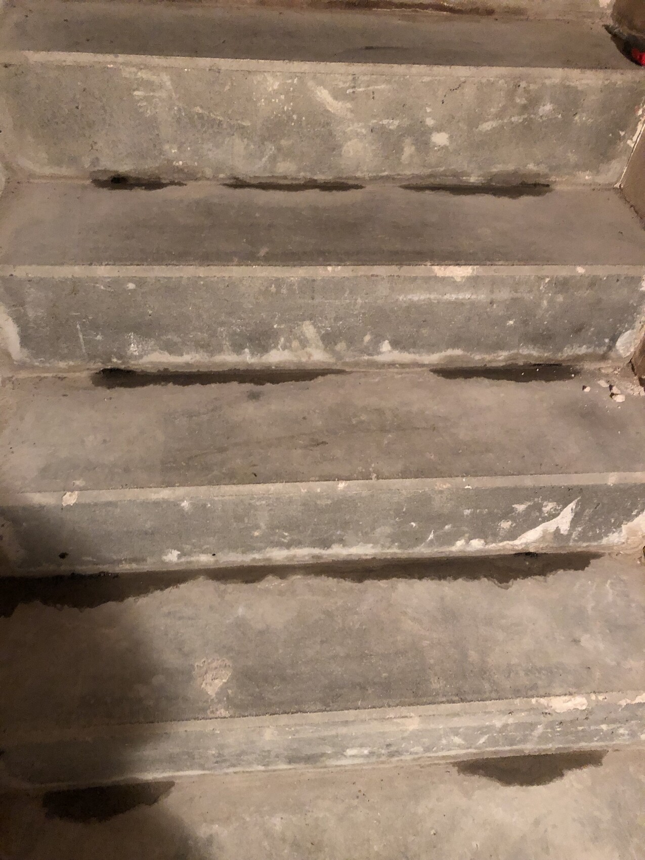 Unverputzte Betontreppen auf einer Baustelle mit Staub und Abnutzung