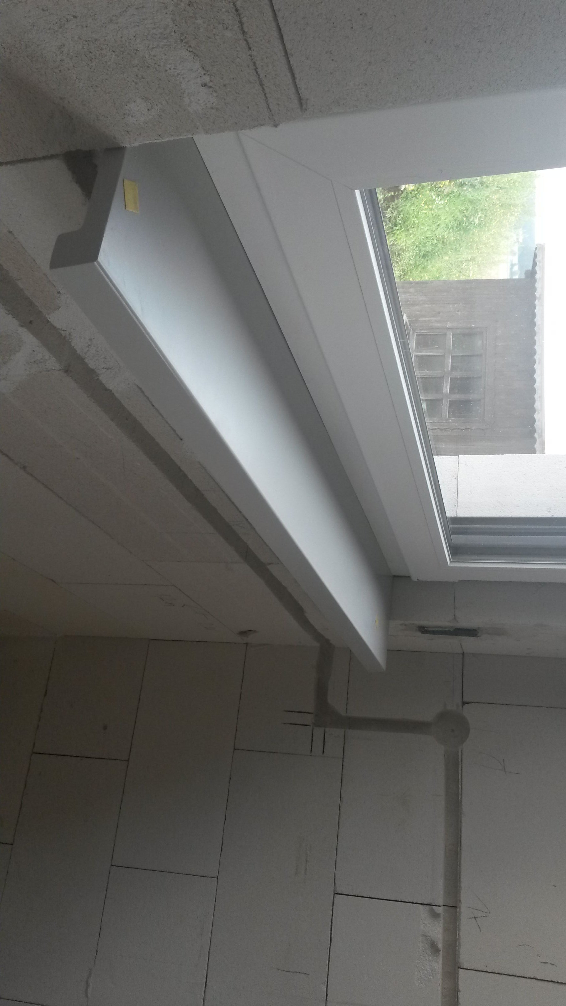 unzufrieden-mit-fenstern-und-fensterbaenken-146047-1.jpeg