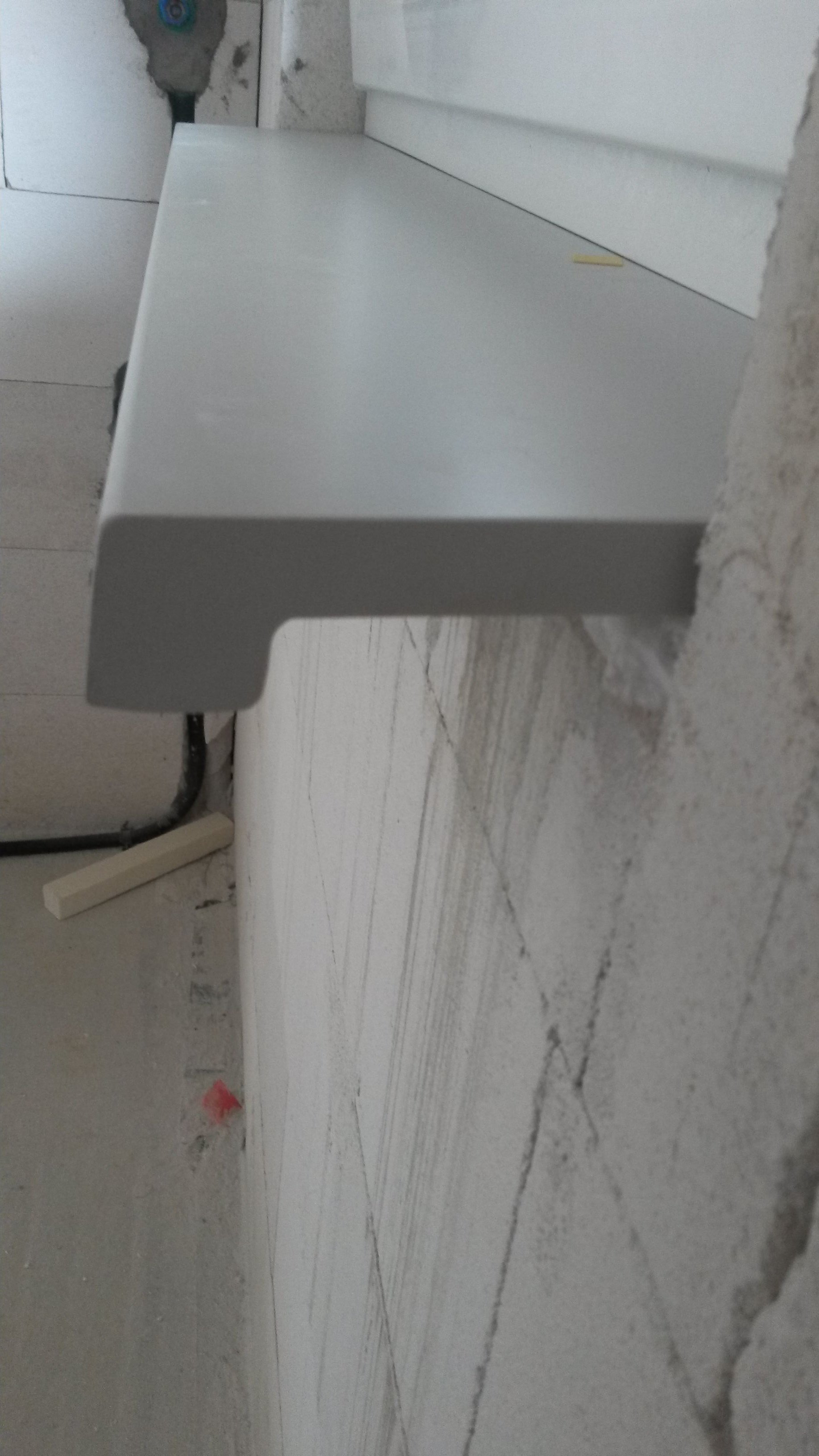 unzufrieden-mit-fenstern-und-fensterbaenken-146047-2.jpeg