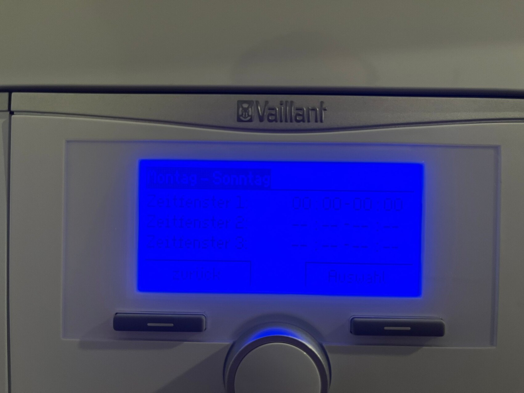 Vaillant Heizungs-Thermostat mit blauem Display zeigt Wochenprogramm (Montag-Sonntag).