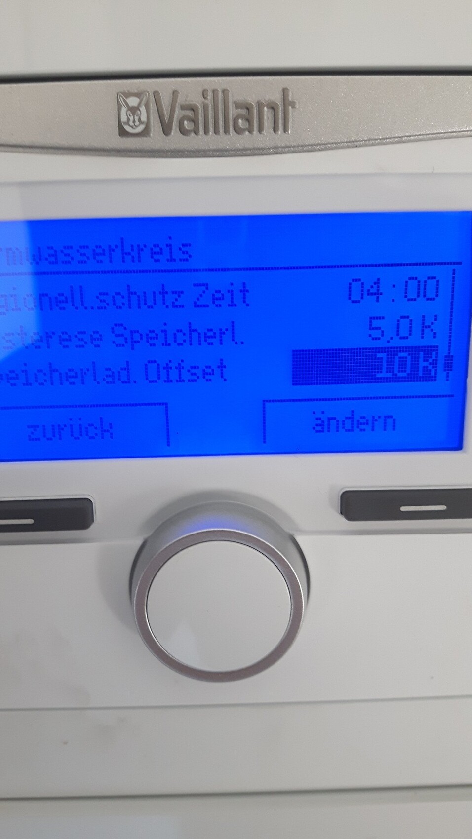 Vaillant Heizungsregler mit blau beleuchtetem Display und rundem Knopf unten.