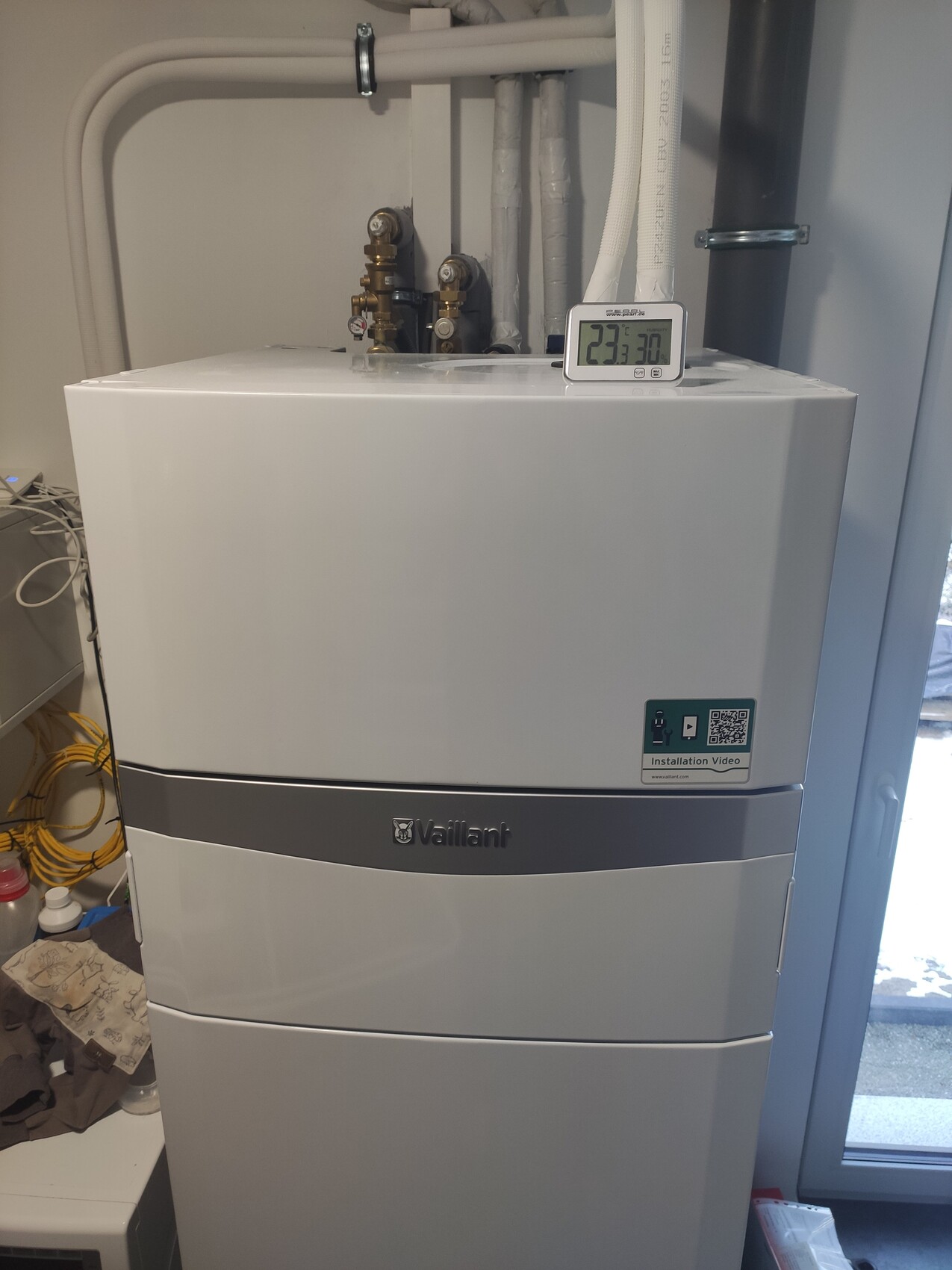 Vaillant Heizungsanlage mit Pumpe, Rohren und Thermometer im Haustechnikraum.