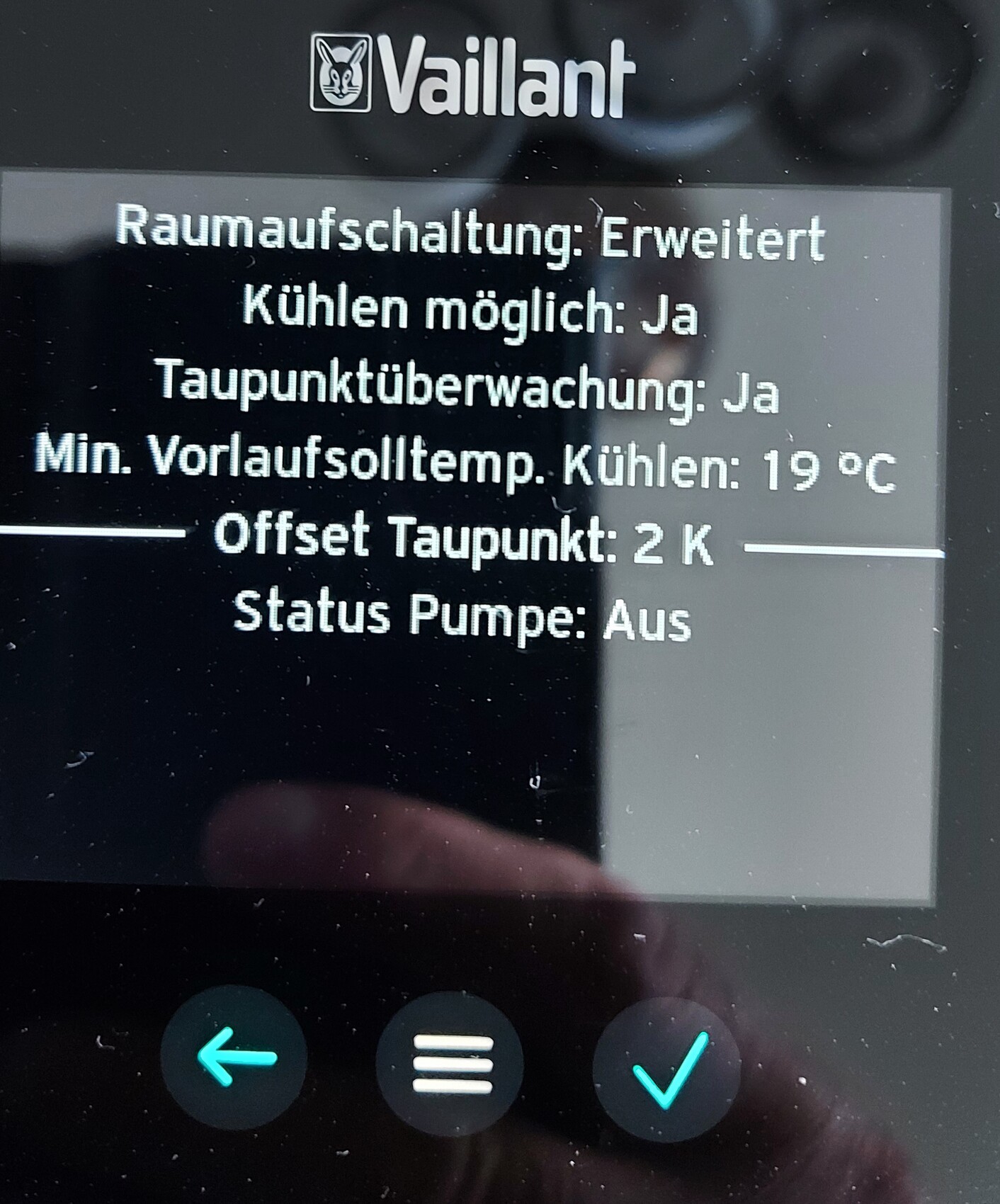 Vaillant Display: Raumaufschaltung Erweitert; Kühlung Ja; Taupunkt Ja; Vorlauf 19°C; Pumpe Aus