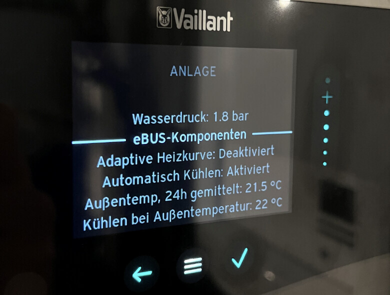 Vaillant Display: Wasserdruck 1.8 bar; Adaptive Heizkurve deaktiviert; Außentemp. 21.5 °C