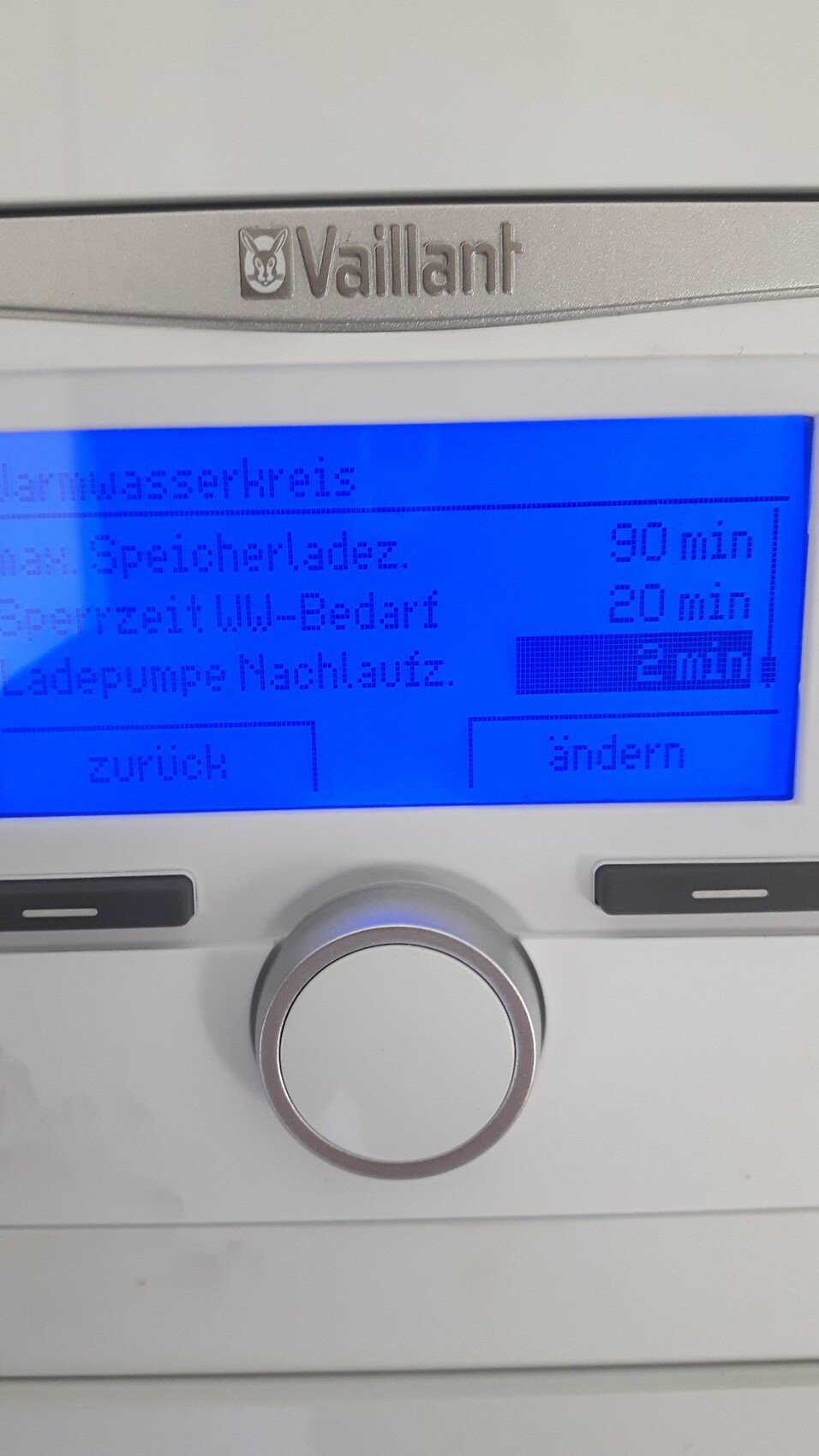 Vaillant Heizungsgerät mit blauem Display, rundem Drehknopf und Knöpfen.