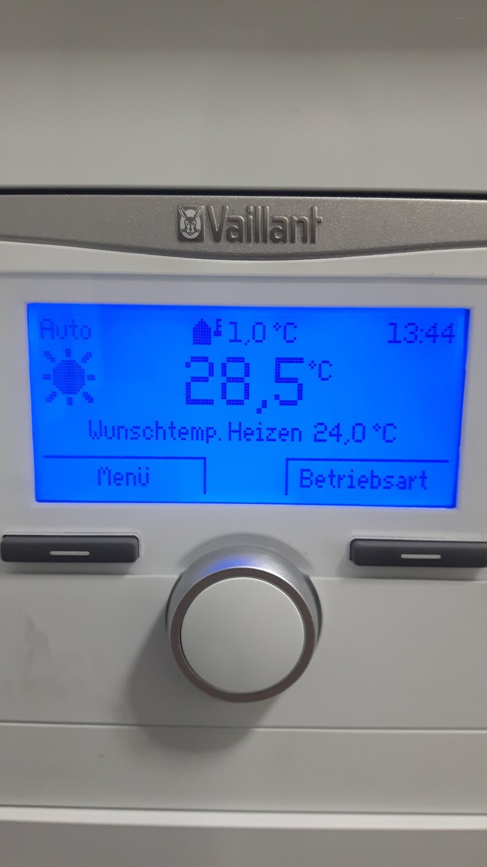 Vaillant Heizungsregler mit blauem Display, zeigt 28,5°C, Wunschtmp. Heizen 24,0°C, Drehknopf unten.