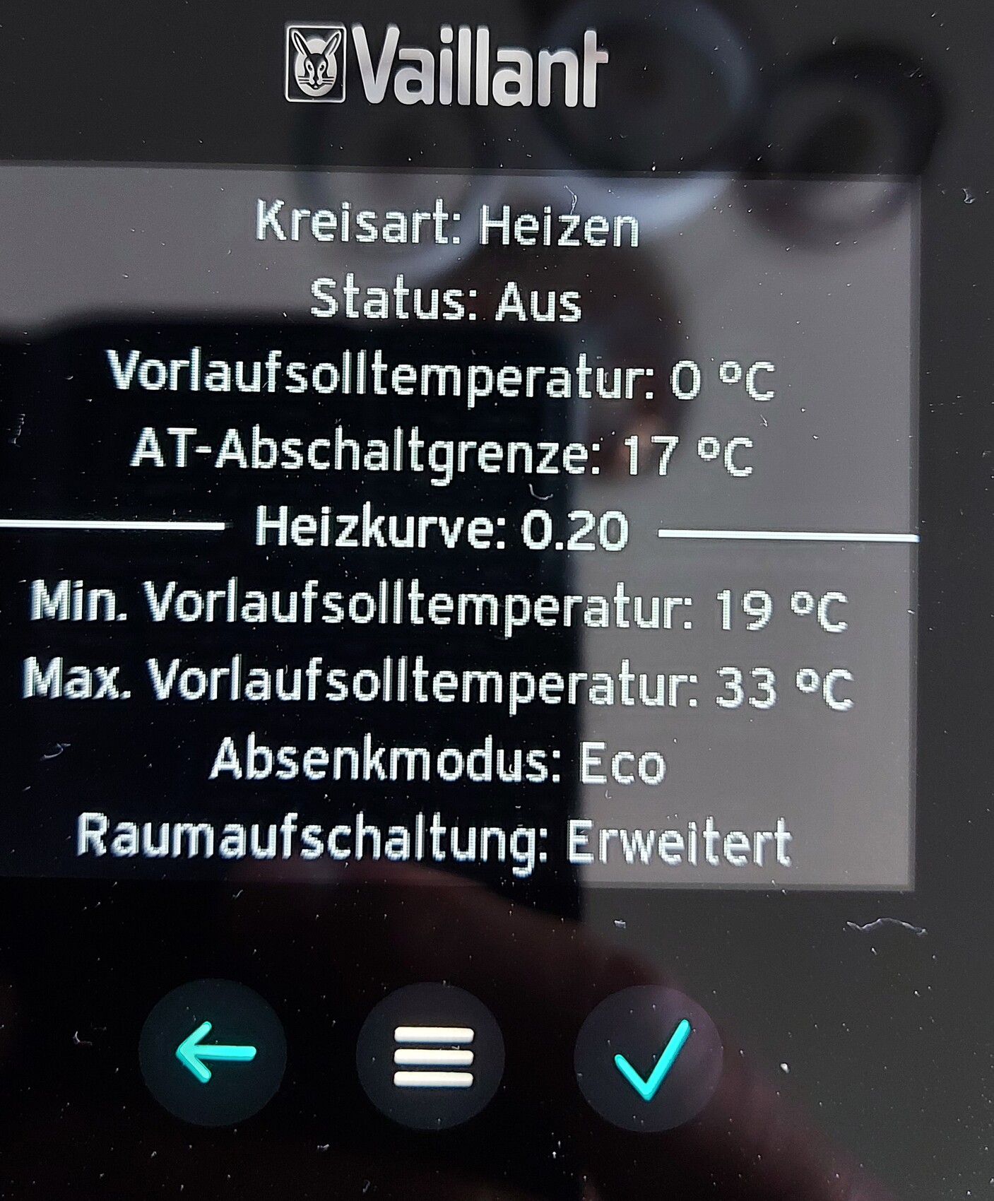 Vaillant Heizungsdisplay: Status Aus, Vorlaufsoll 0°C, Abschaltgrenze 17°C, Heizkurve 0.20