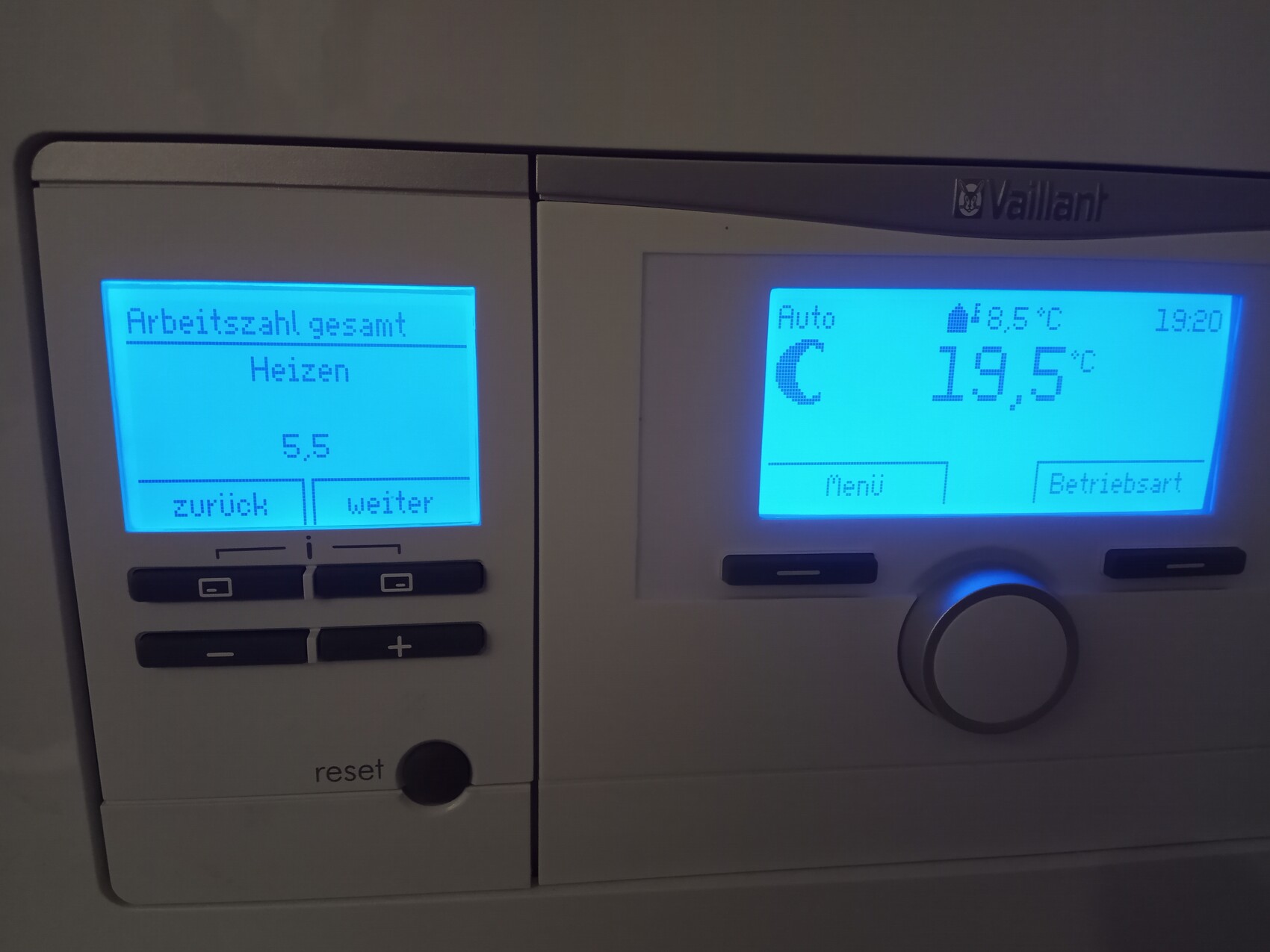 Heizungssteuerung: links Arbeitszahl gesamt Heizen 5,5; rechts Auto 19,5°C.