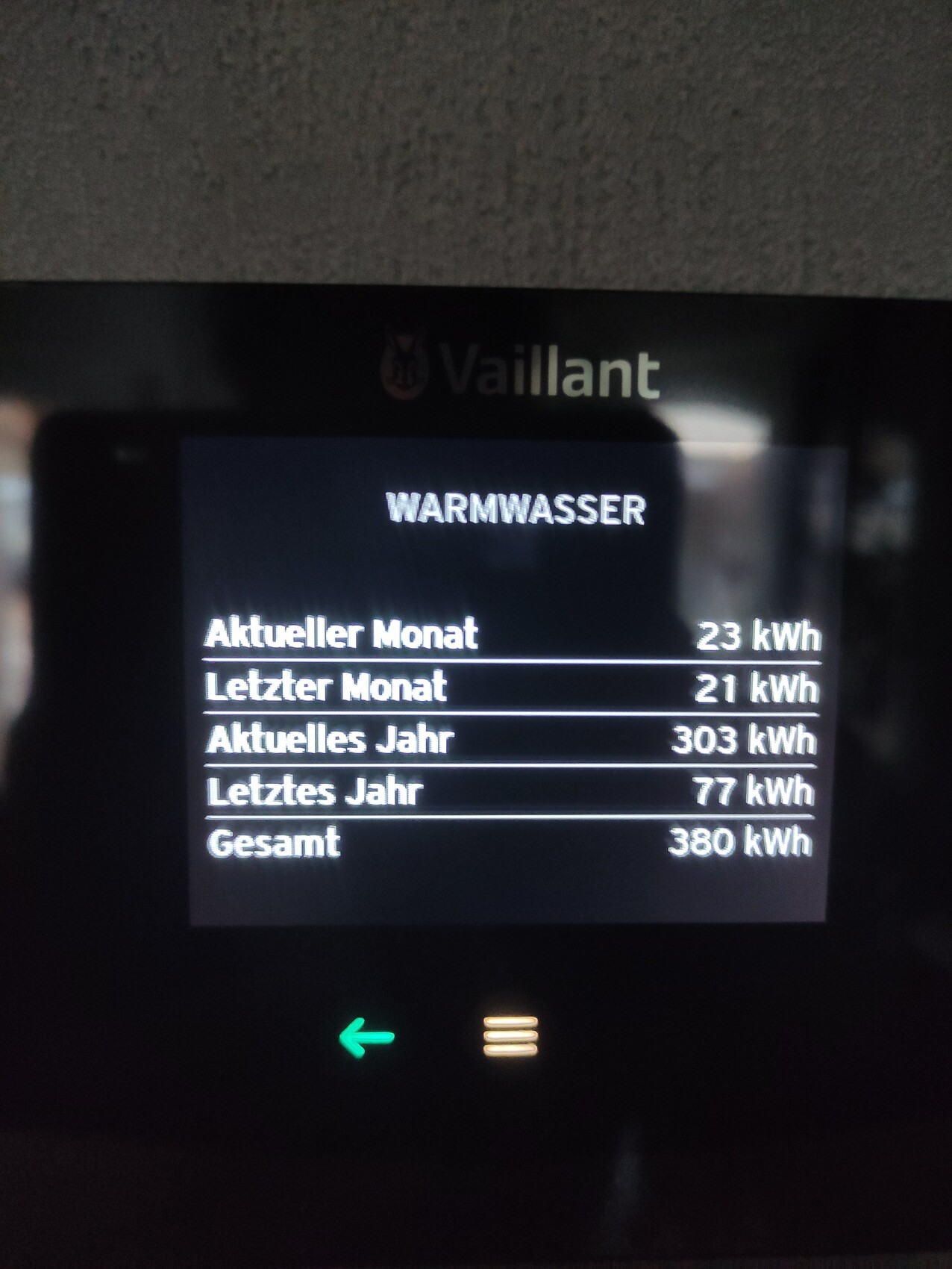 Vaillant Display zeigt Warmwasser-Verbrauch: aktueller Monat 23 kWh, Gesamt 380 kWh