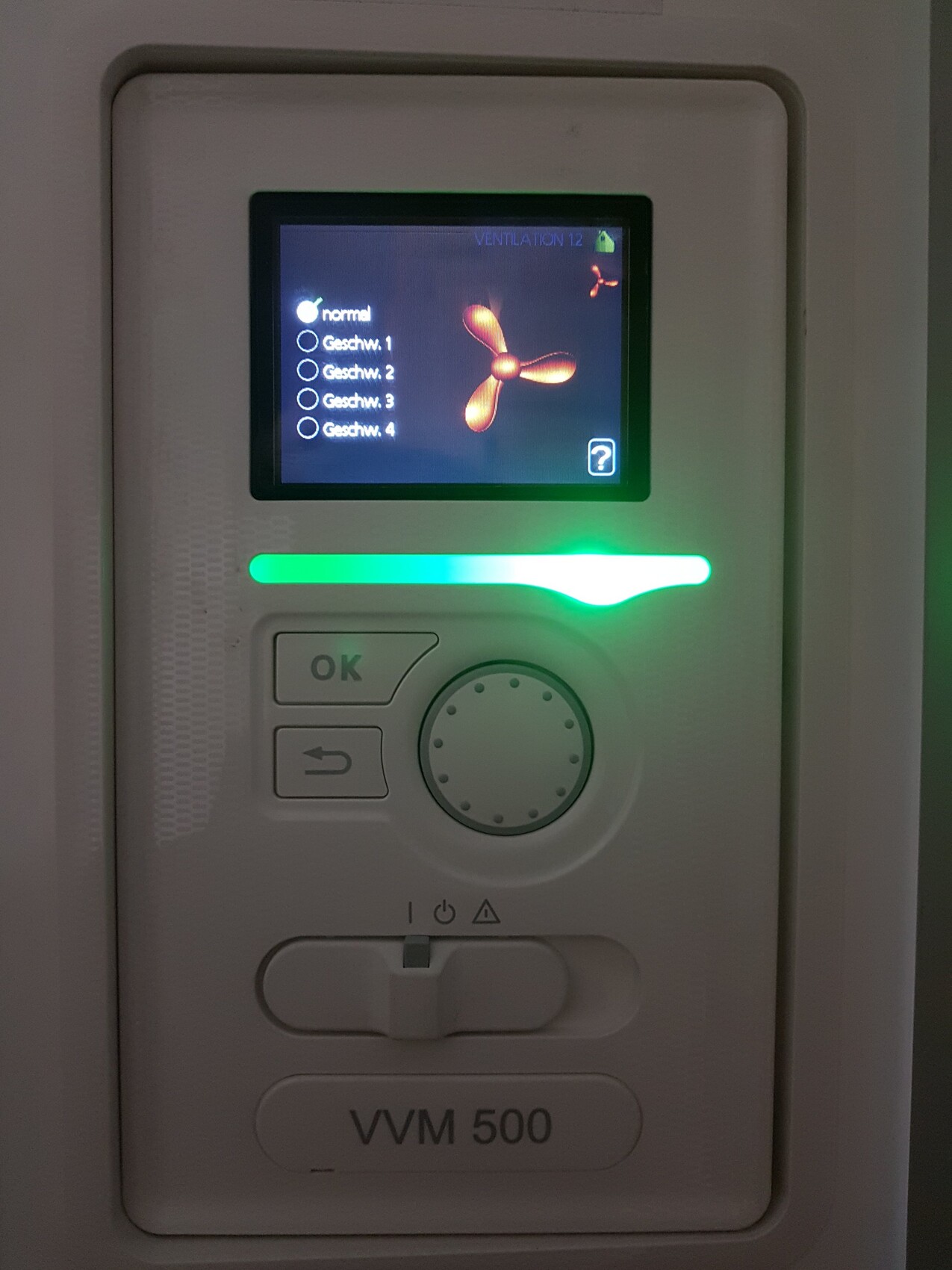 Nahaufnahme eines VVM 500 Belüftungsgeräts mit Display und grünem Lichtstreifen