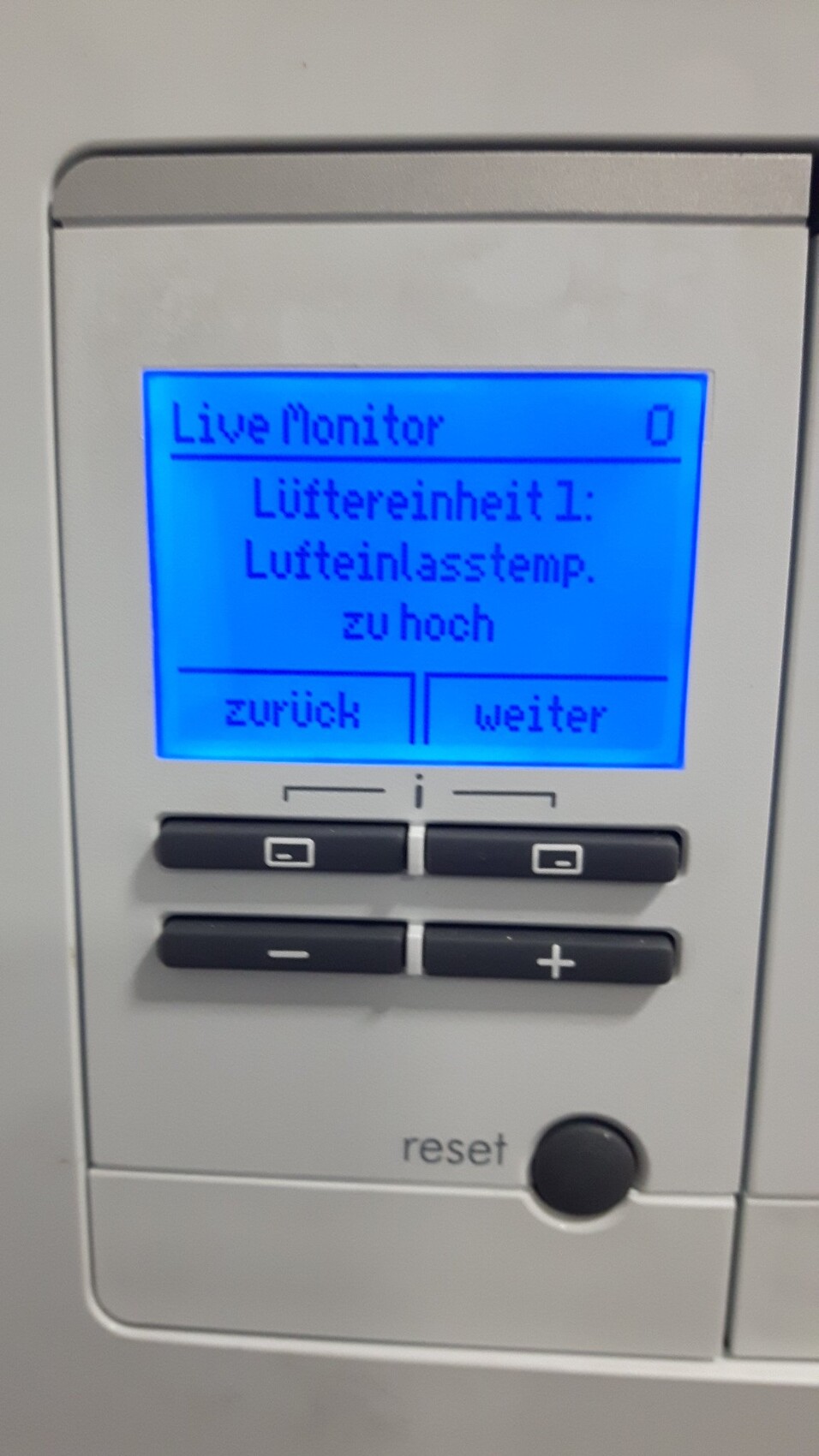 Blaues Display eines medizinischen Monitors; Live Monitor 0, Warnung: Lufteinheit 1 zu hoch.