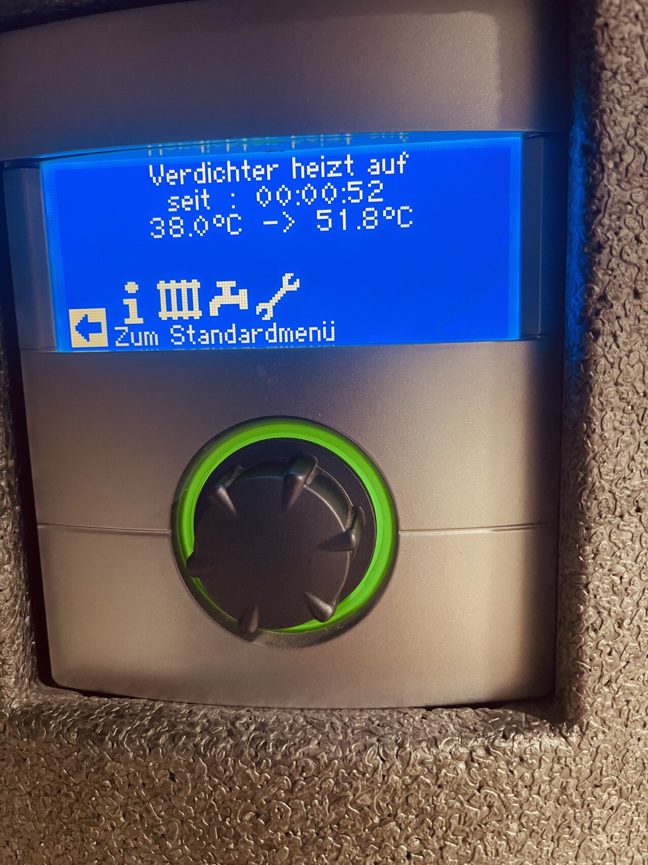 Blaues Auto-Display mit Verdichter heizt auf, Timer und Temperaturanzeige; grüner Ring um Drehknopf