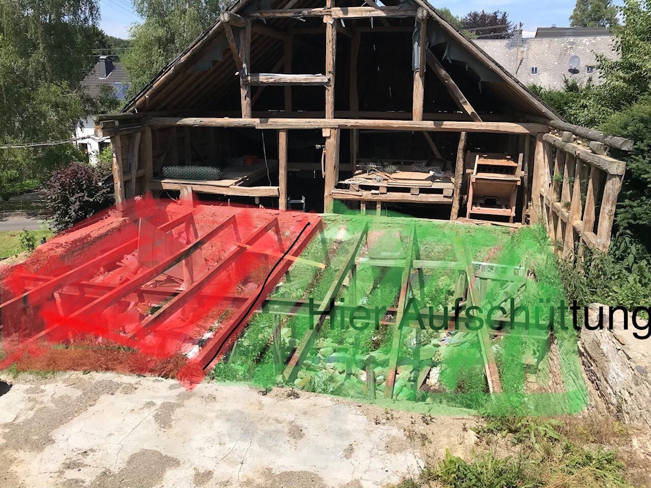 Holzrahmenhaus im Rohbau mit freigelegten Balken und Bauholz