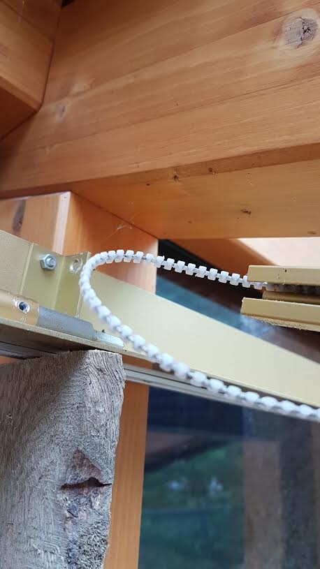 Holzbaustelle mit weißer Kabelspirale und Metallhalterung im Aufbau