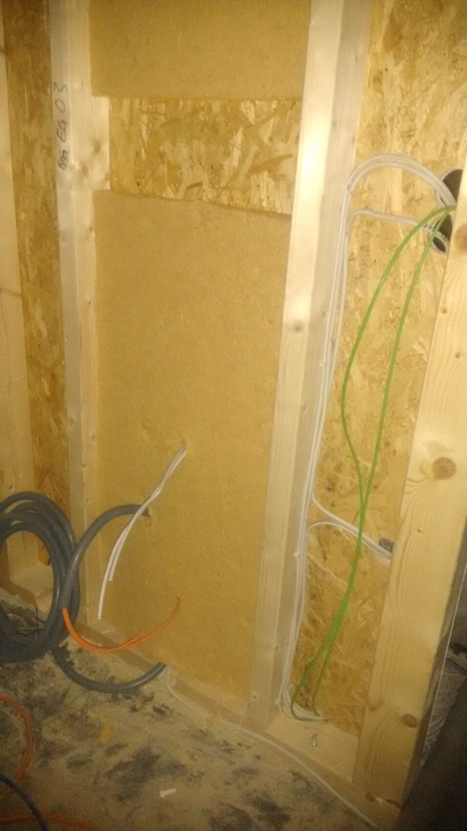 Rohbau: sichtbare Elektroverkabelung in Holzständerwand