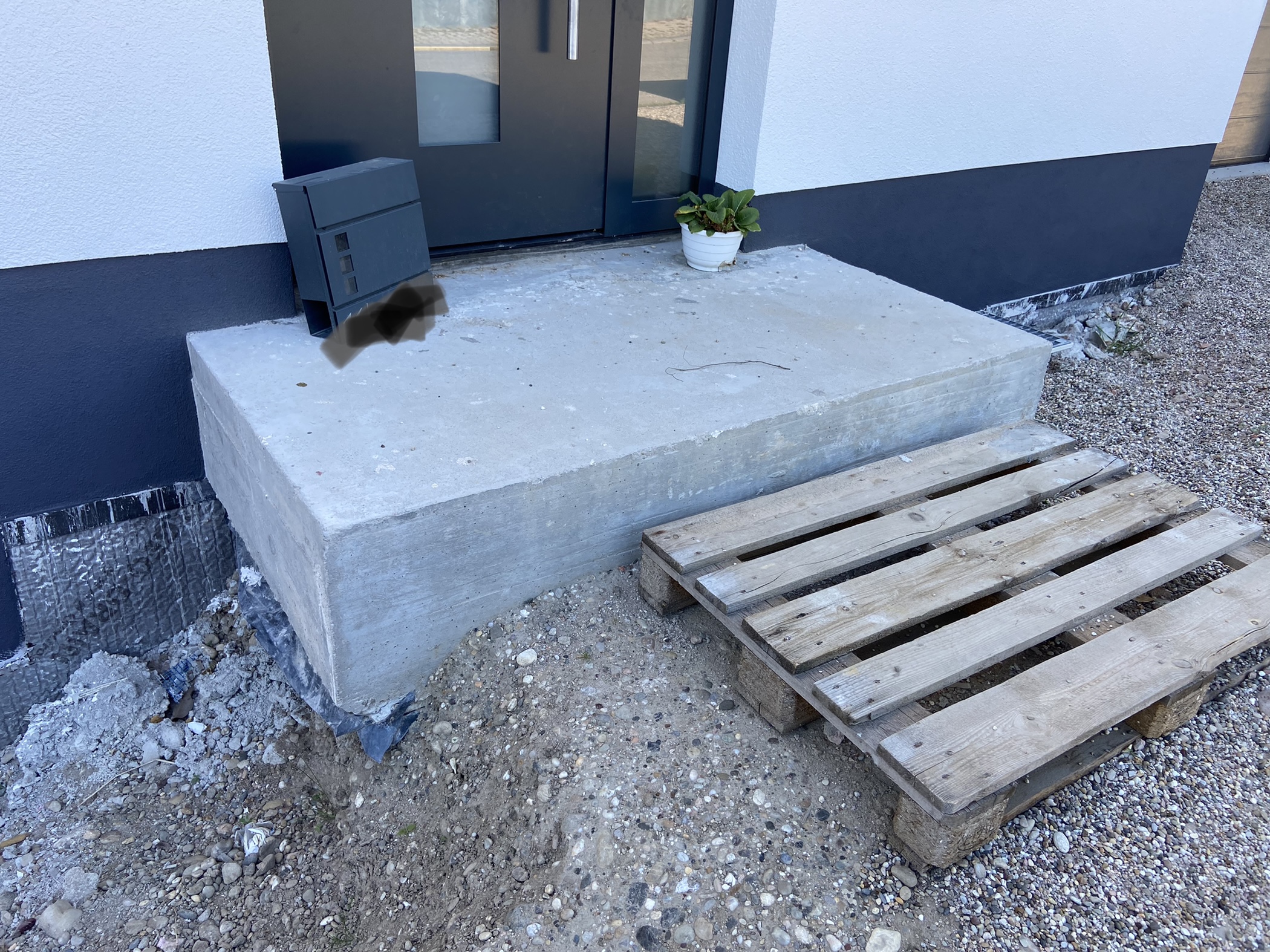 verkleidung-von-eingangspodest-mit-anschliessendem-lichtschacht-576320-1.jpeg